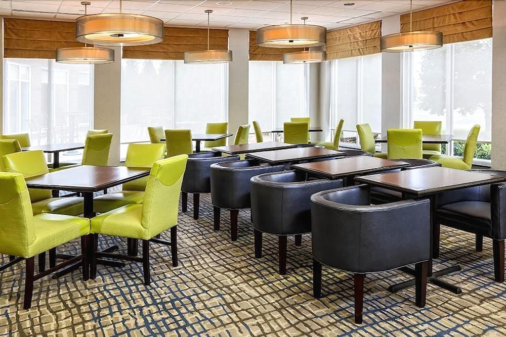 Hilton Garden Inn Addison Extérieur photo