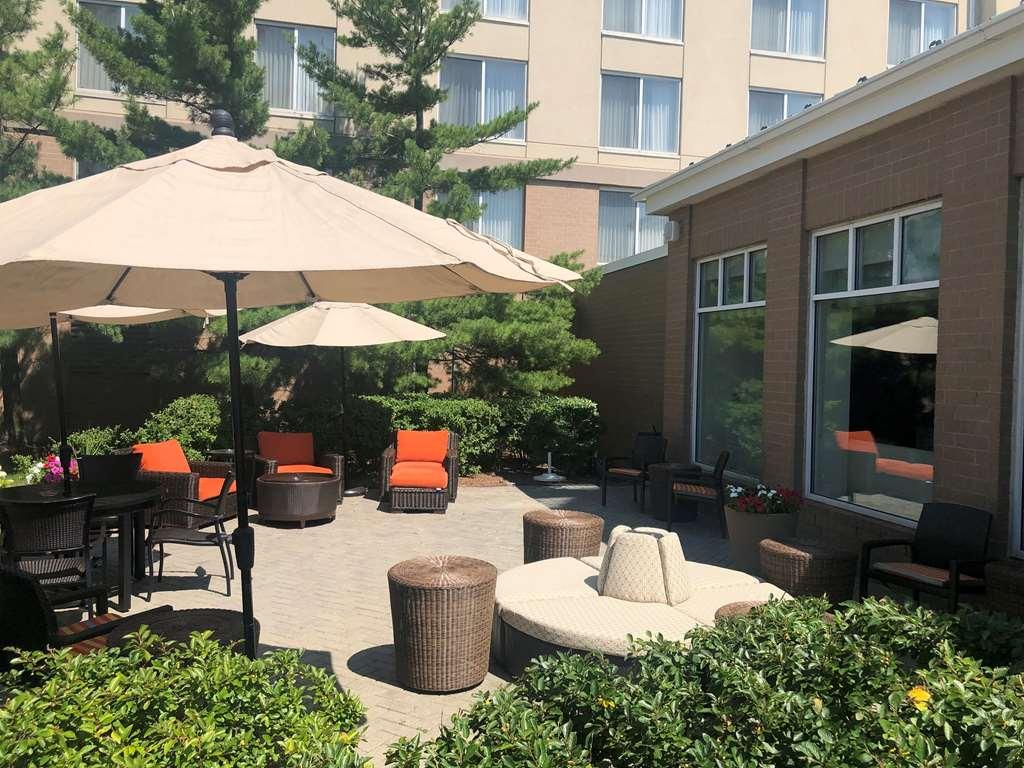 Hilton Garden Inn Addison Extérieur photo