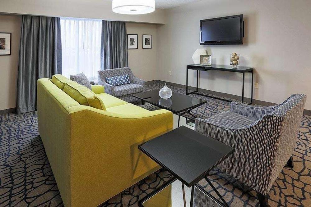 Hilton Garden Inn Addison Extérieur photo