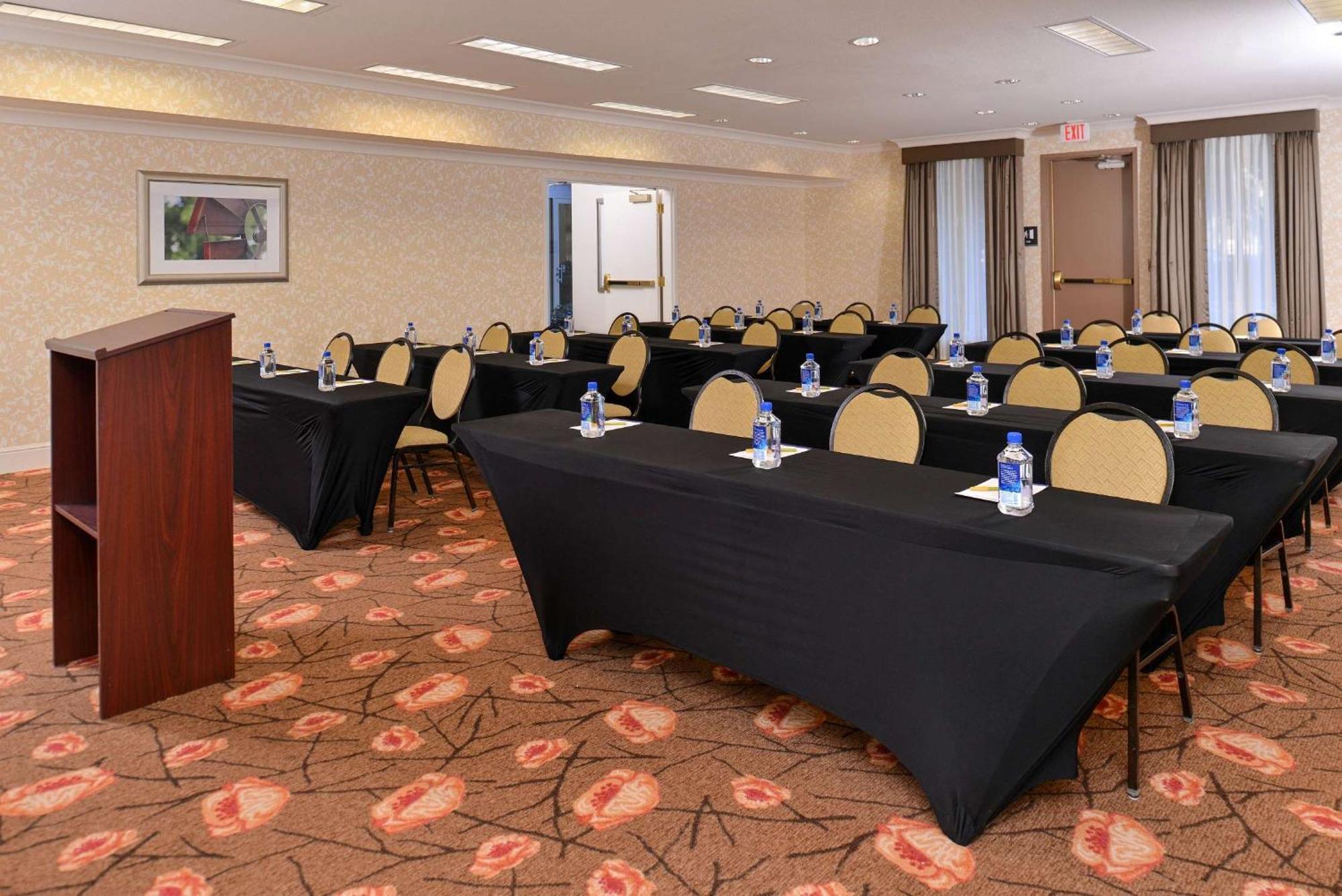 Hilton Garden Inn Addison Extérieur photo