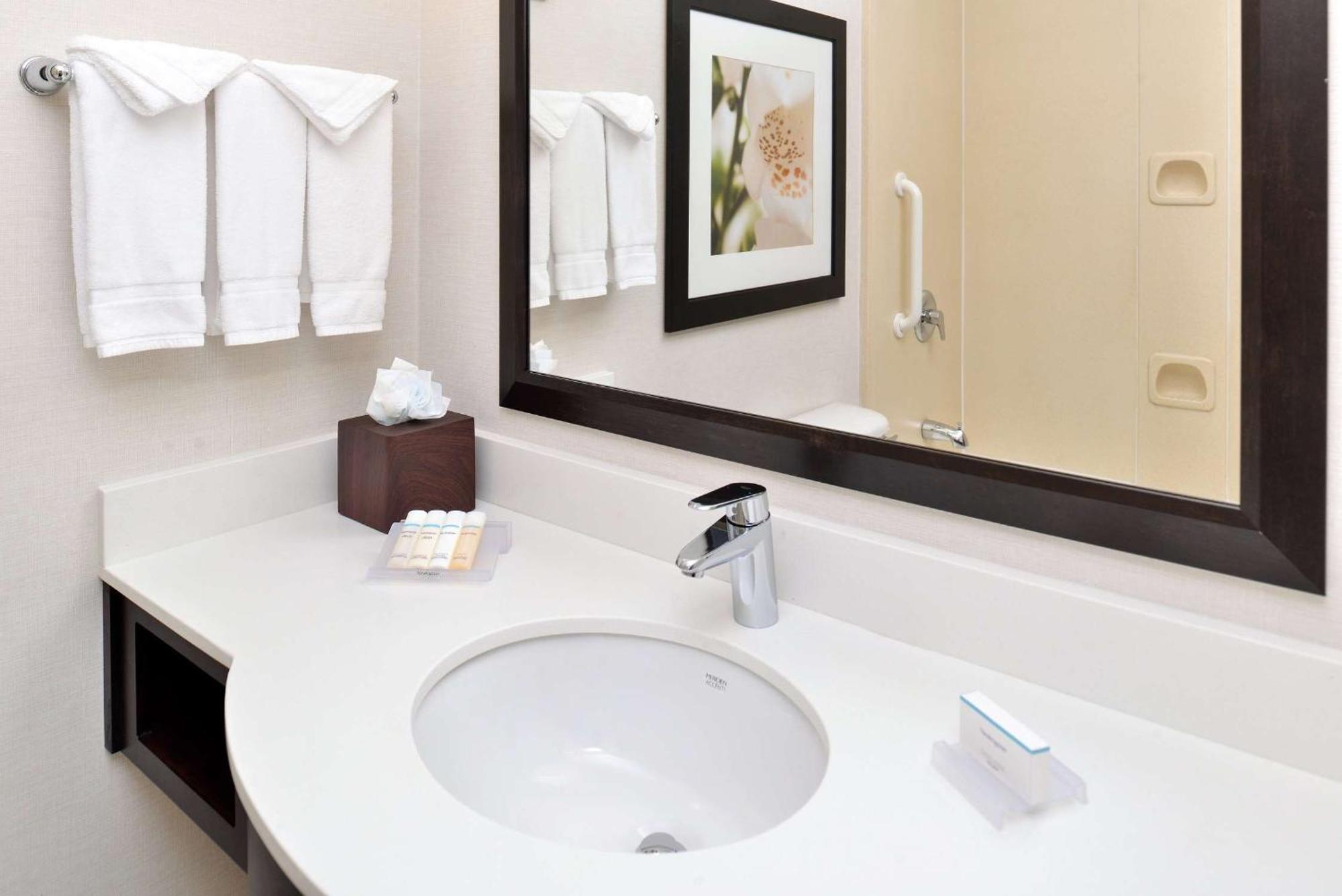 Hilton Garden Inn Addison Extérieur photo