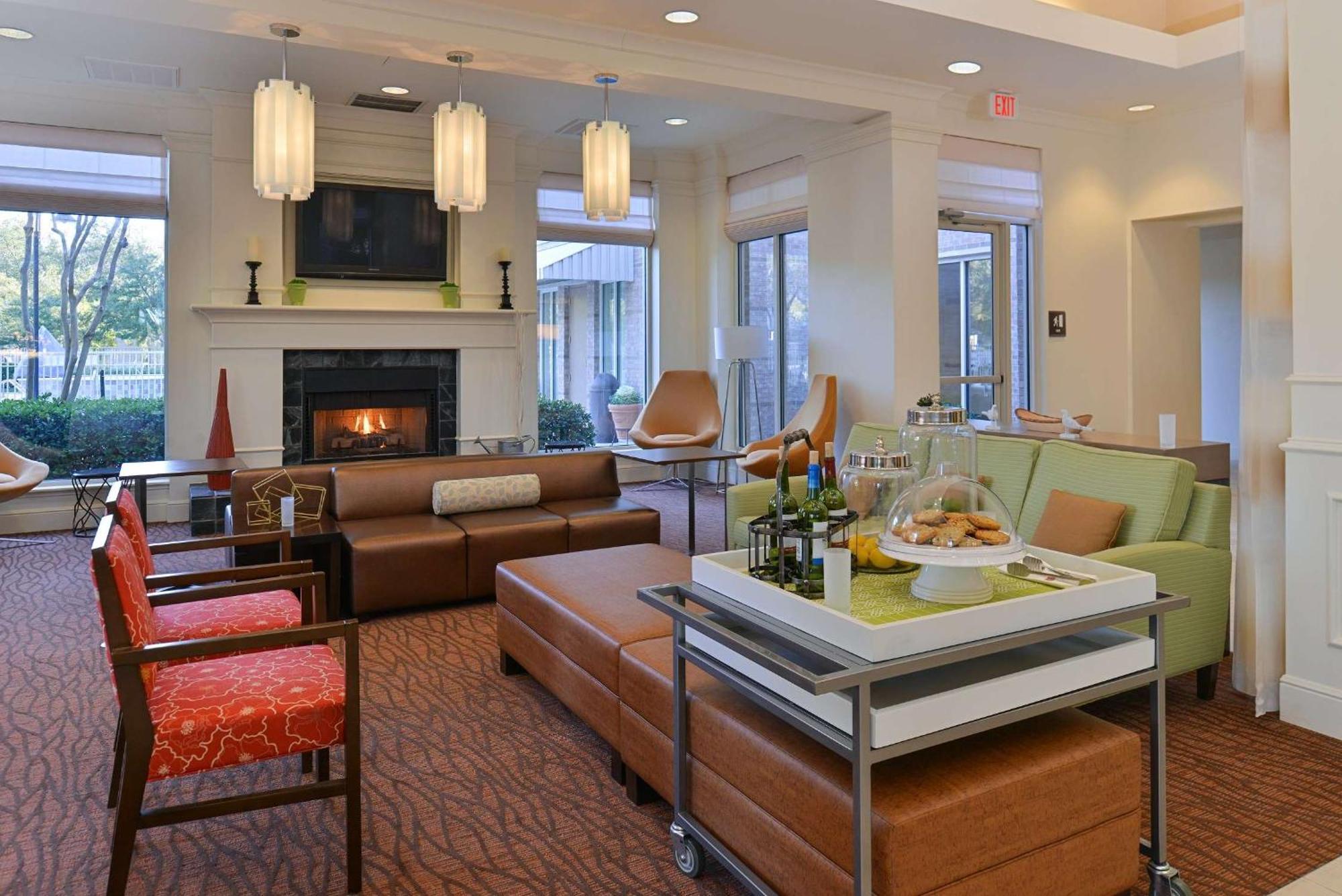 Hilton Garden Inn Addison Extérieur photo