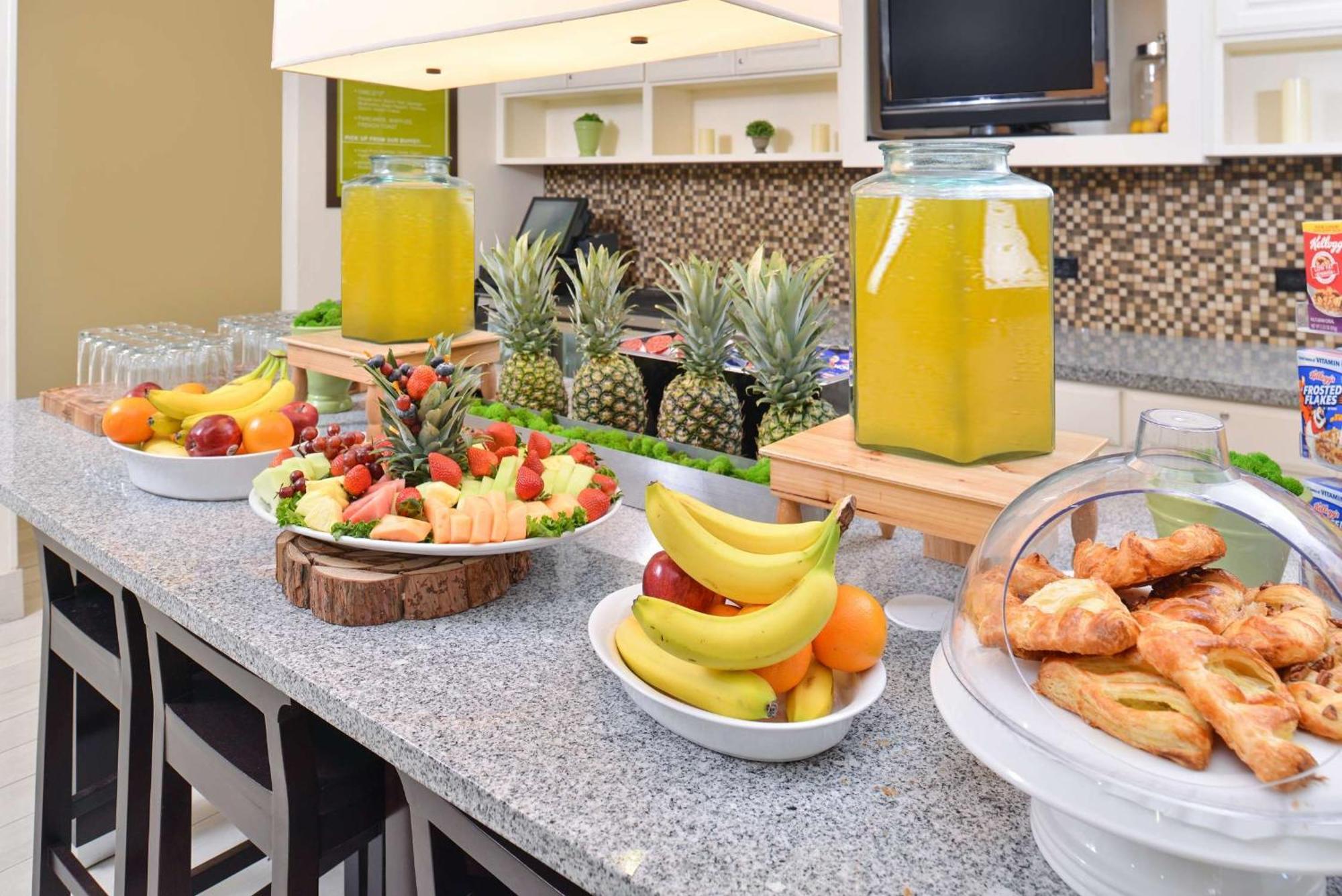 Hilton Garden Inn Addison Extérieur photo