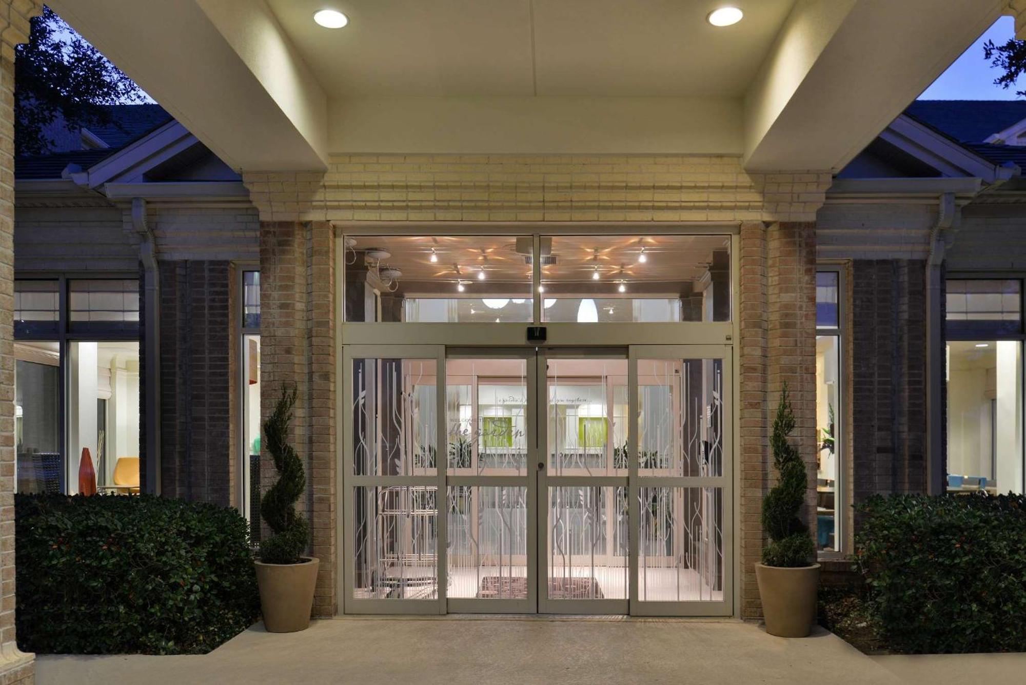 Hilton Garden Inn Addison Extérieur photo
